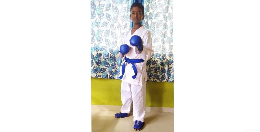Ma. Sharvil Rajendra Mane win a gold medal in the 45-50 weight category in the district level school karate competition.